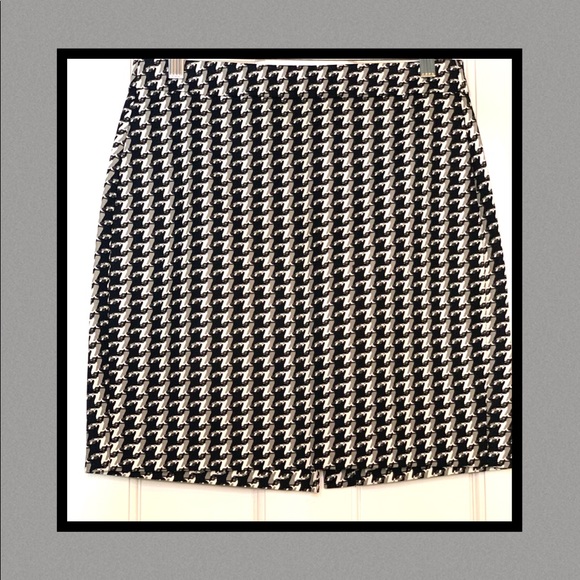 Banana Republic Black and Grey Houndstooth pencil Skirt - Picture 2 of 4